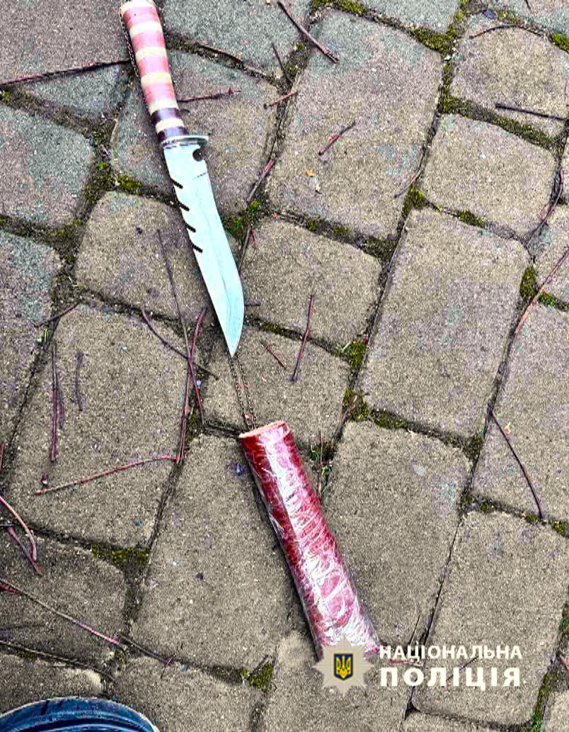 В чоловіка виявили два згортки наркотичних речовин та ніж