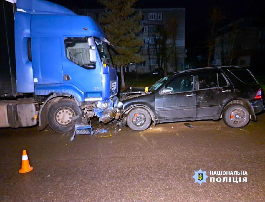 Автомобіль зіткнувся із вантажівкою