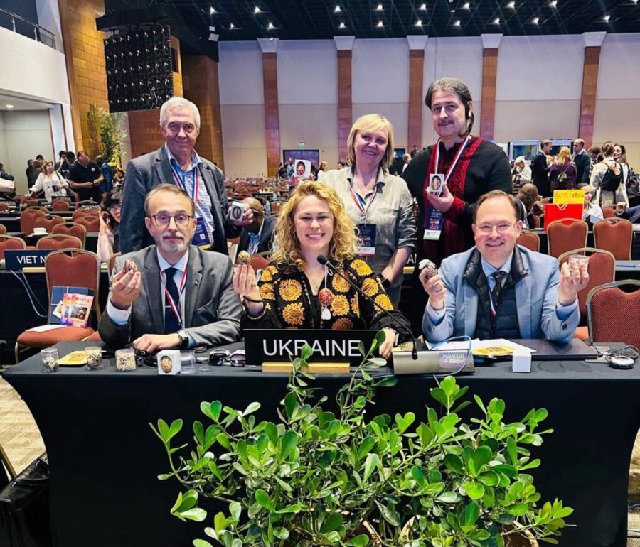 Особисті побажання та послання зафіксовано в різних символах на писанках