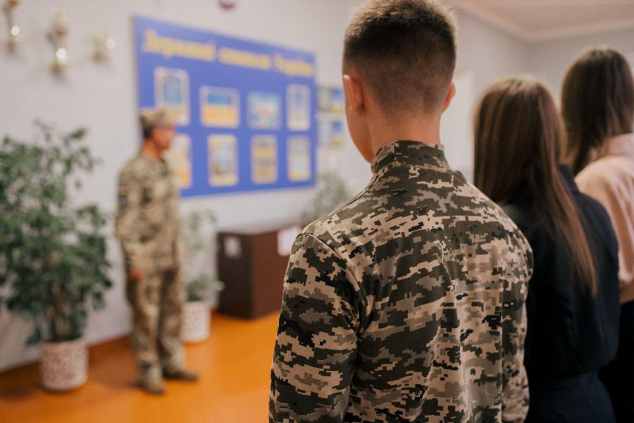 Ілюстроване фото. Уроки із "Захисту України" будуть проводити у спеціально створених міжшкільних осередках