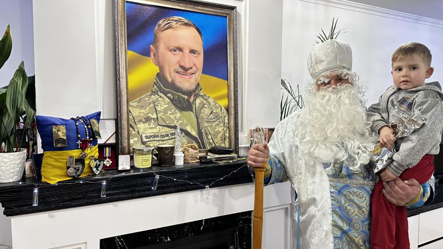 Святий Миколай завітав до сім’ї Героя Юрія Олексюка, який загинув у лютому. Фото: Іван Мазурик, парафія Голиня