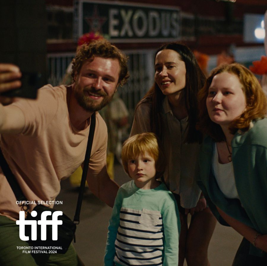 Стрічка розповідає історію української родини, яка опиняється в ізоляції на Тенеріфе в лютому 2022 року