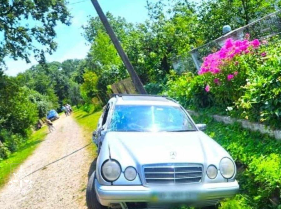 Водій наїхав на бетонну опору лінії електропередач