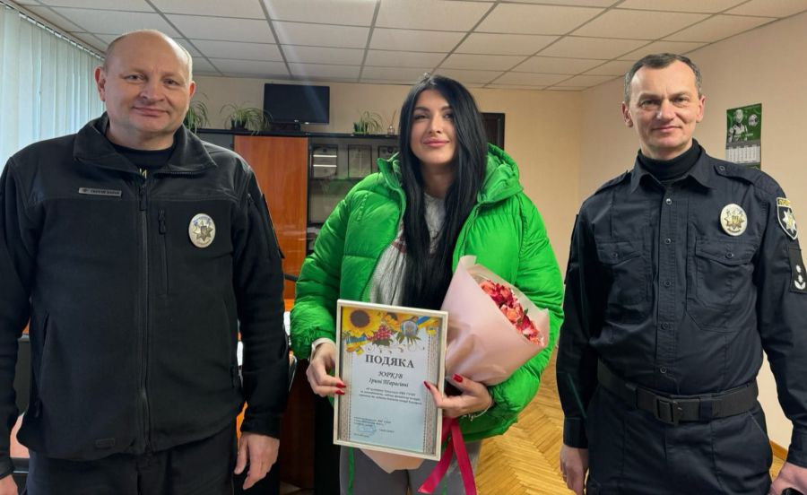 Очільник Калуського районного відділу поліції вручив небайдужій жінці подяку
