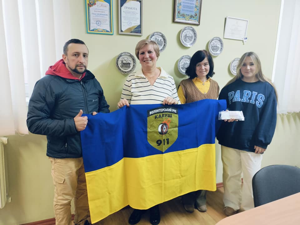 Зібрані гроші передали Святославу Федоришину з "Волонтерського Руху Калуш 911". Фото: Юліана Яцишин