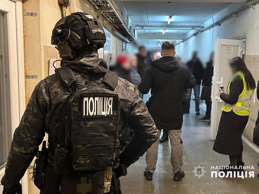 Десятьом учасникам злочинної організації слідчі повідомили про підозру