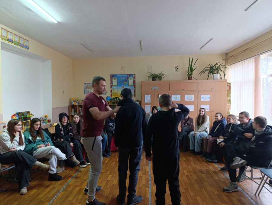 Діти радилися, як захиститись від нападника з ножем, групових бійок та фільмування булінгу