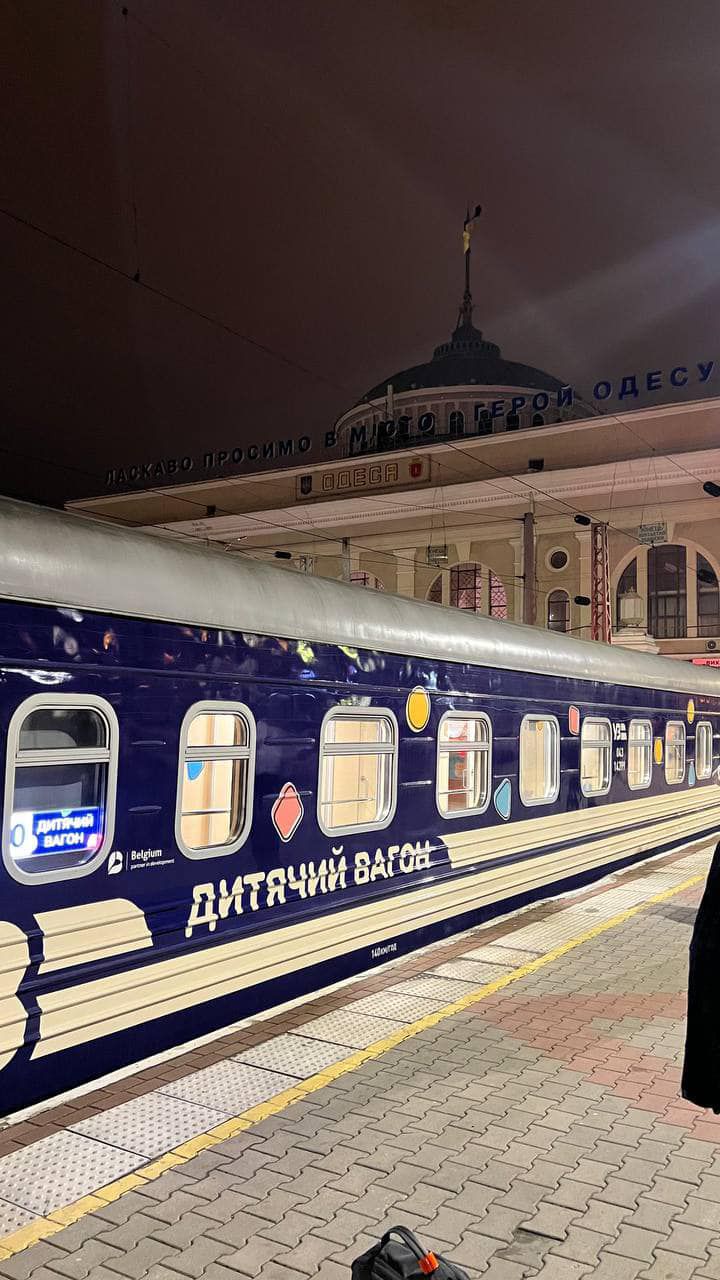 У вагоні є дитячі поручні з м'якою оббивкою для безпечного пересування