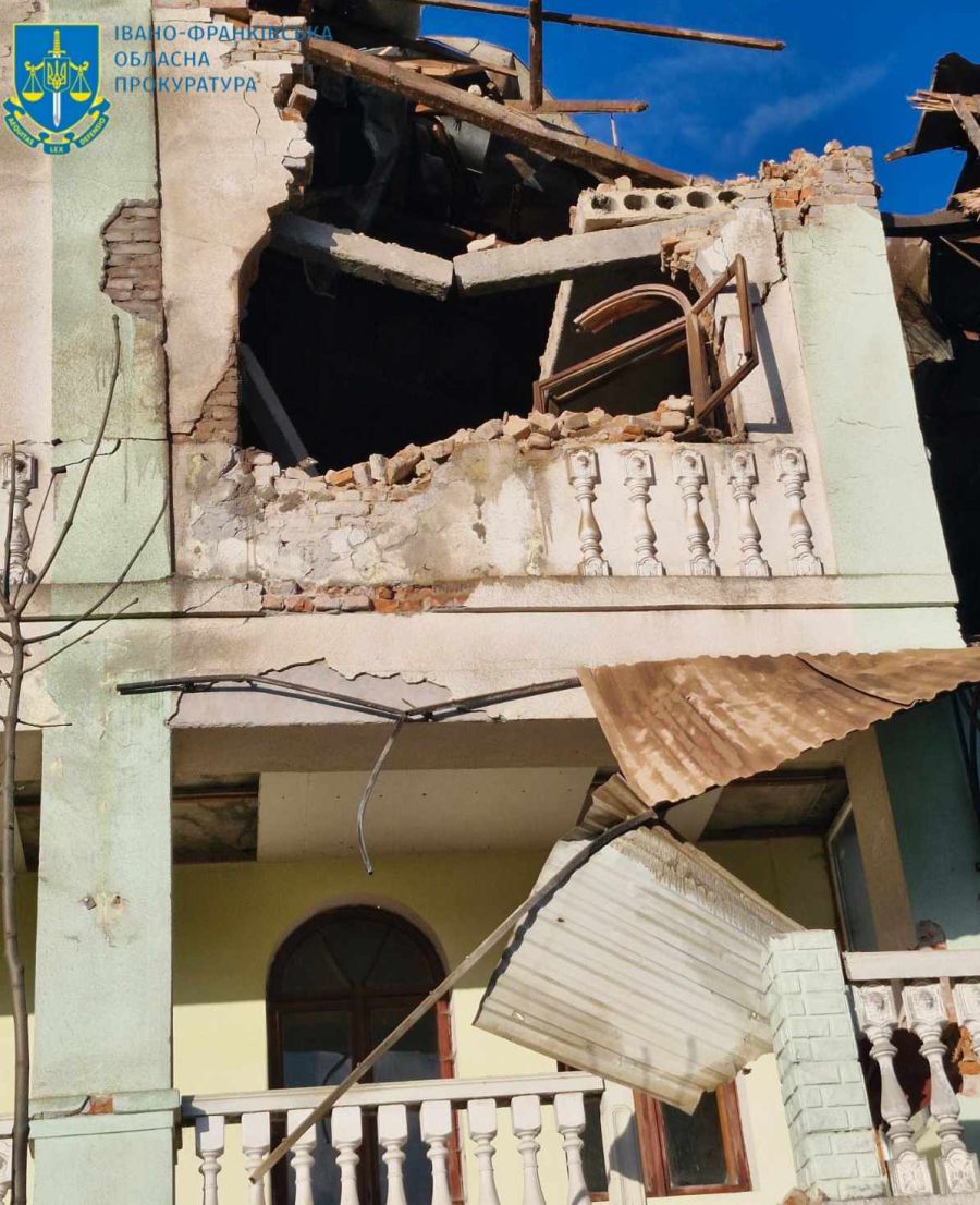 Правоохоронці фіксують наслідки масованої ворожої атаки по Прикарпаттю