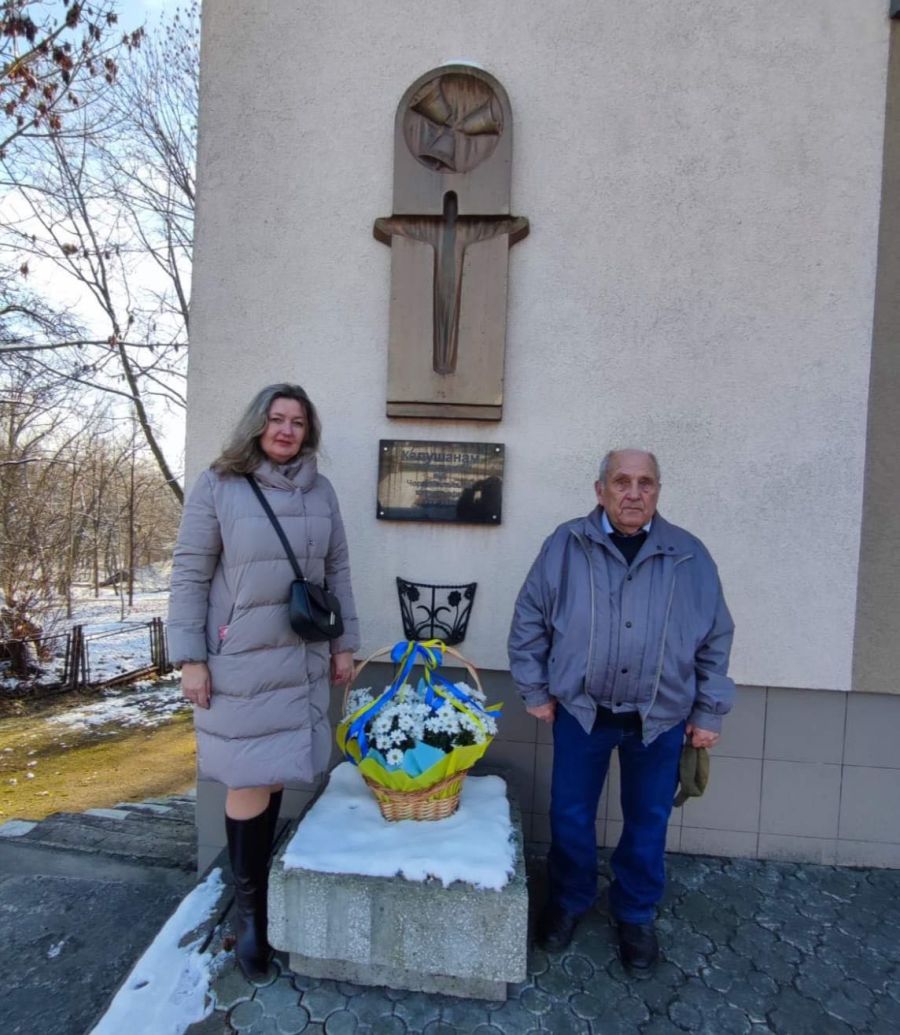 Квіти лягли до меморіального знаку ліквідаторам аварії на Чорнобильській АЕС