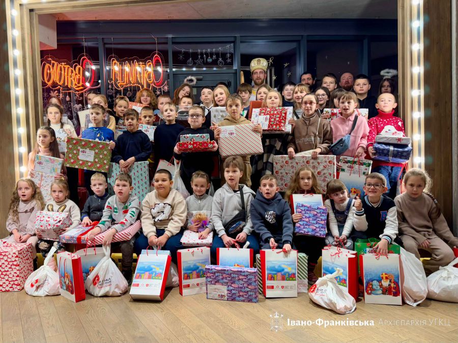 Цього дня кожна дитина отримала подарунок із рук святого Миколая