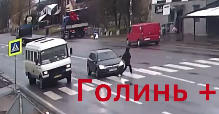 Хлопчик кілька хвилин не міг перейти дорогу — автівки не зупинялися