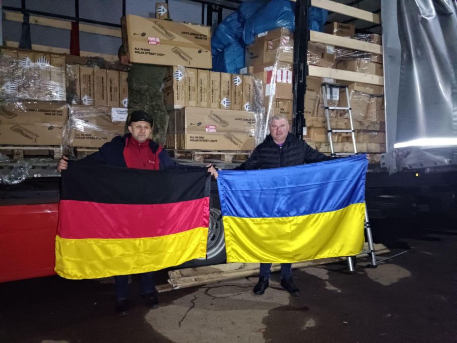 Вантаж зустрічали начальник відділу з питань інвестицій Олег Кузів та директор КП "Міськсвітло" Іван Кохан