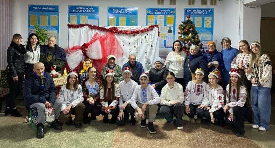 Для учасників вечері приготували страви святкового столу та фрукти