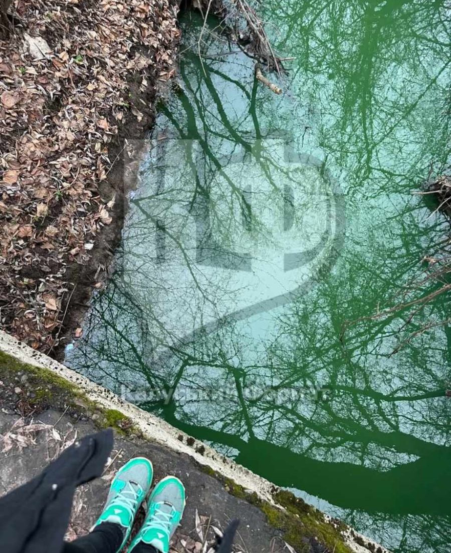 Вода у Сівці набула неприродного забарвлення