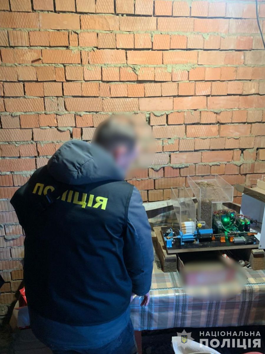 Гуртові партії товару ділки відправляли клієнтам через поштових операторів