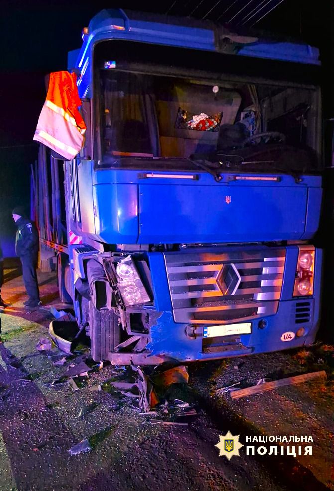 У неповнолітнього водія медики взяли кров для перевірки на стан спʼяніння