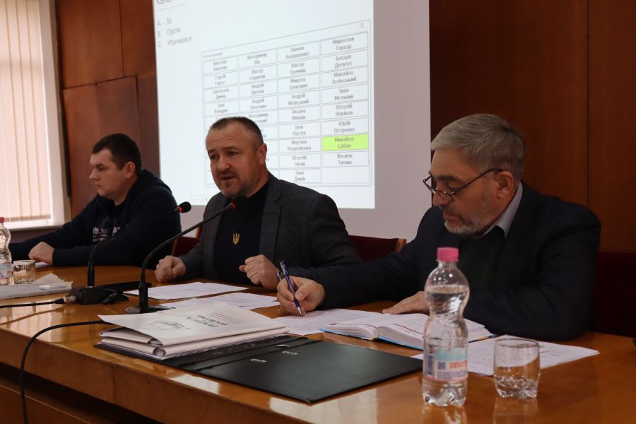 На час розгляду питання про преміювання очільник Долини покинув сесійну залу. Фото: Іван Дирів/Фейсбук