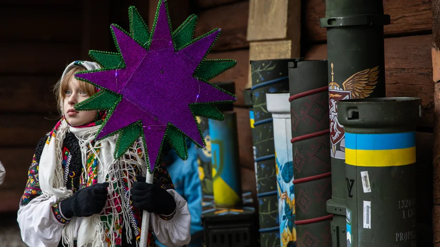 Дівчинка з різдвяною звіздою в селі Криворівня. Фото: Олександр Хоменко / hromadske