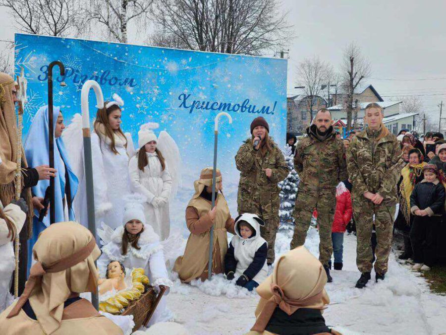 Після важкого поранення Олег Дюг став на ноги і долучився до вертепу. Фото: Іван Мазурик