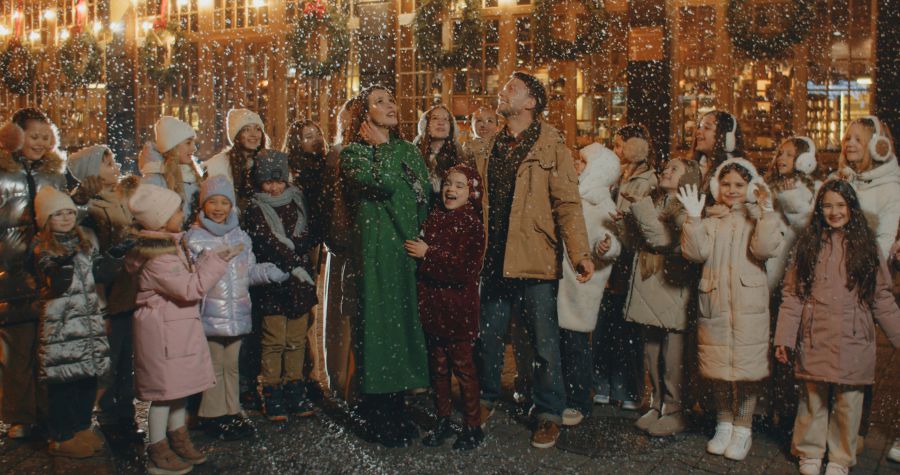 За сюжетом, Святого Миколая напередодні свят викрадає зла відьма