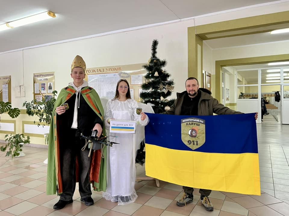 Тридцять тисяч гривень, зібраних на потреби ЗСУ під час колядування, учні 9-В класу 