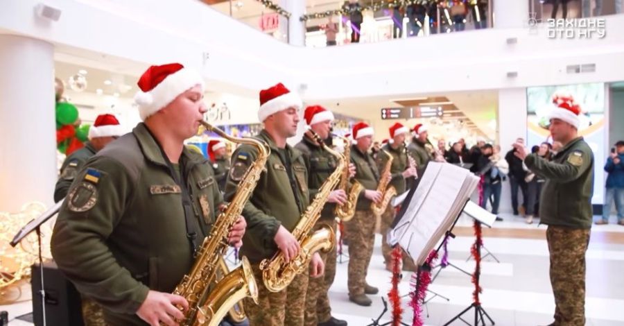 Військові музиканти нагадали людям про необхідність підтримувати ЗСУ. Фото: скрін із відео