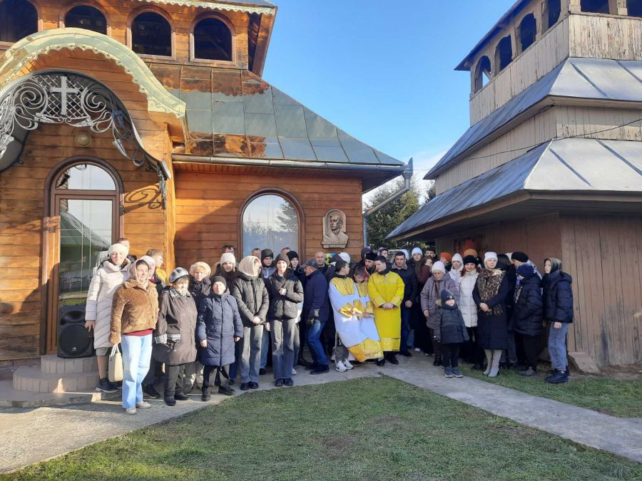 Вшанувати пам'ять священика прийшли вчителі й учні, громадські активісти і краєзнавці