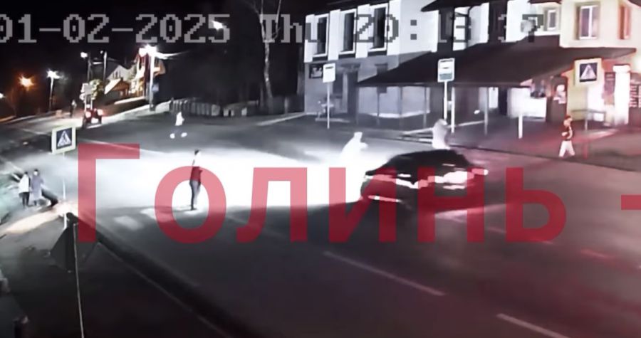 Пішохідний перехід, яким рухалися люди, автівка перетнула, не збавляючи швидкості. Фото: скрін із відео