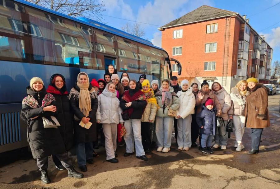 Відвідавши «живу» шопку в екосадибі «Стара хата» капелана, волонтера, отця Федора Мороза, діти завзято колядували