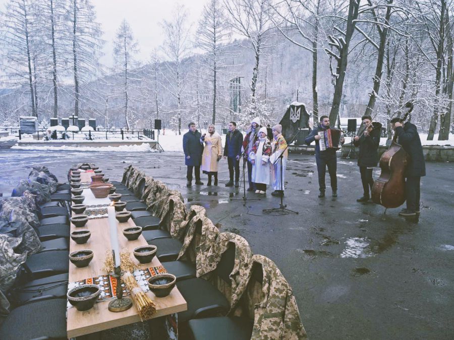 Особливим моментом стало свят вечорове накриття столу, за яким було залишено 25 місць