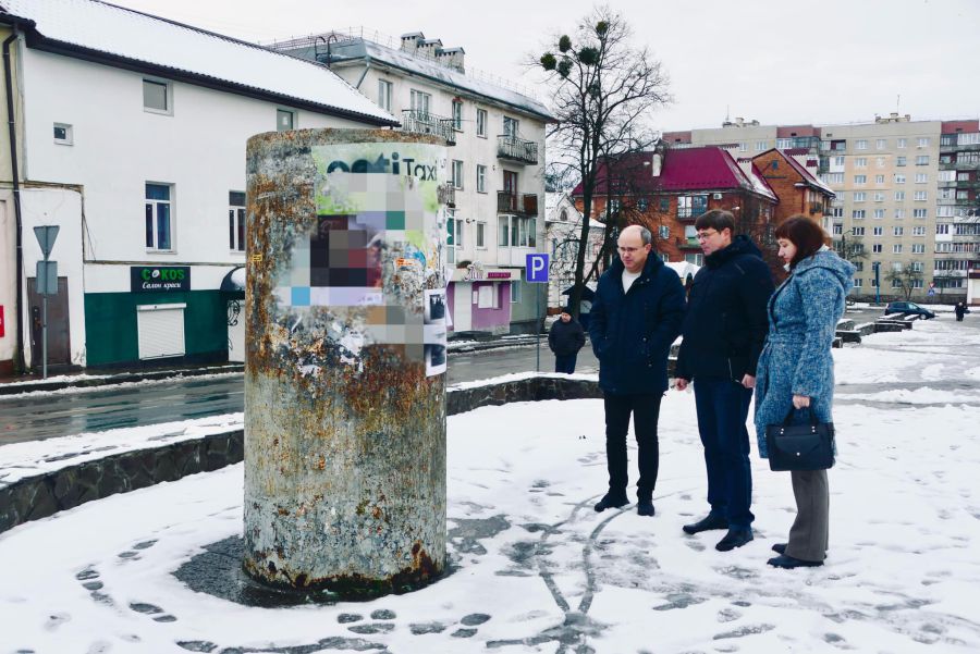 Влада після публікацій у соцмережі відреагувала на стан рекламної тумби в центрі міста