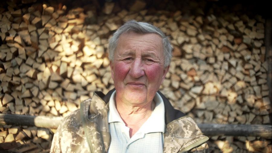 Фільм розповідає історію лісничого Василя Павловича, який працює в Карпатах