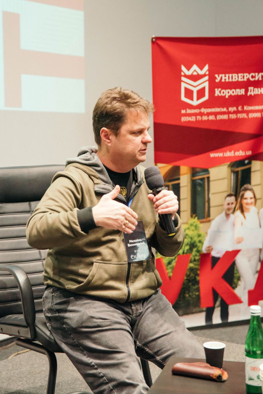 "У нас з дружиною четверо дітей. Всі наші студенти вчаться в Україні", — каже посадовець