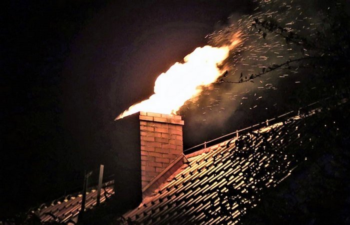 Ілюстроване фото. Осіла на стінках димаря сажа при попаданні іскри може в будь-який момент спалахнути