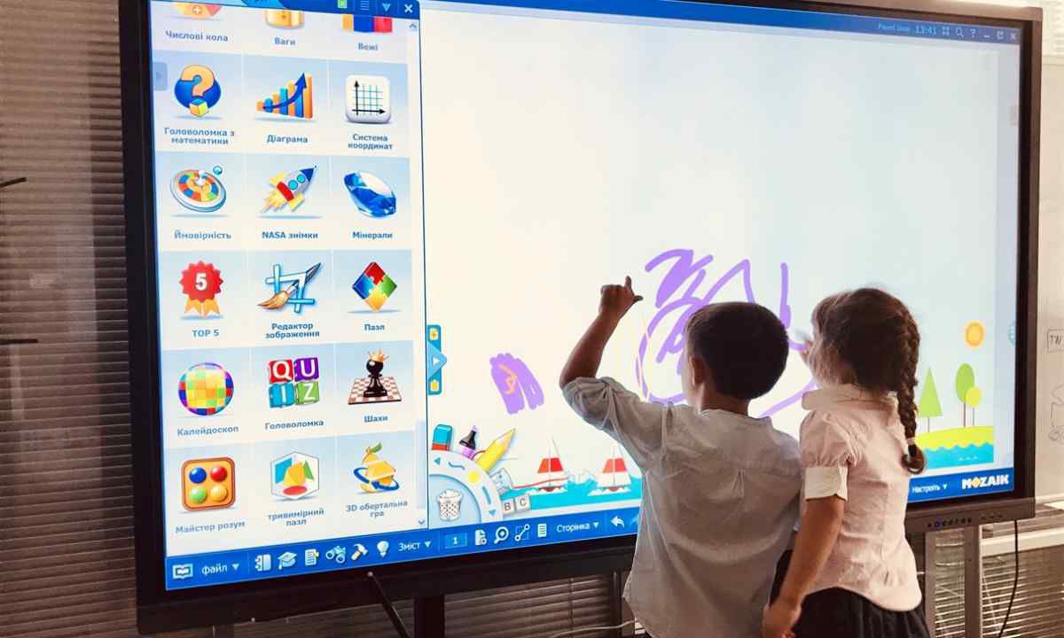 Ілюстроване фото. Вартість інтерактивних панелей для Калуської громади — майже 3,5 мільйона гривень