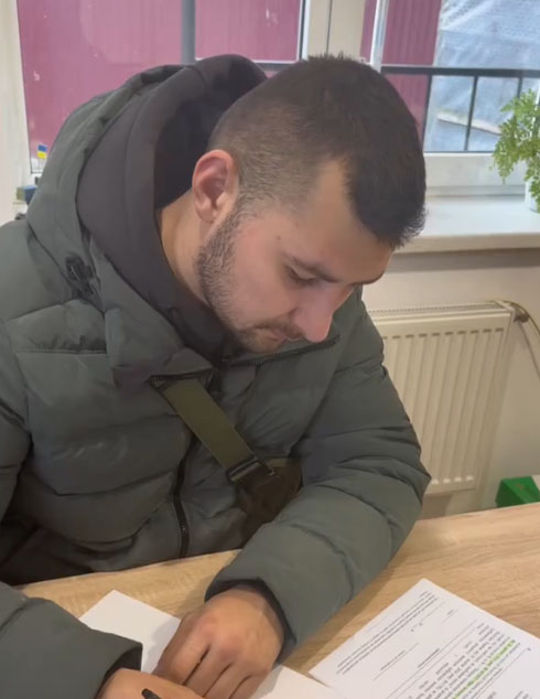 Калушанин написав заяву добровольця. Фото: скрін із відео