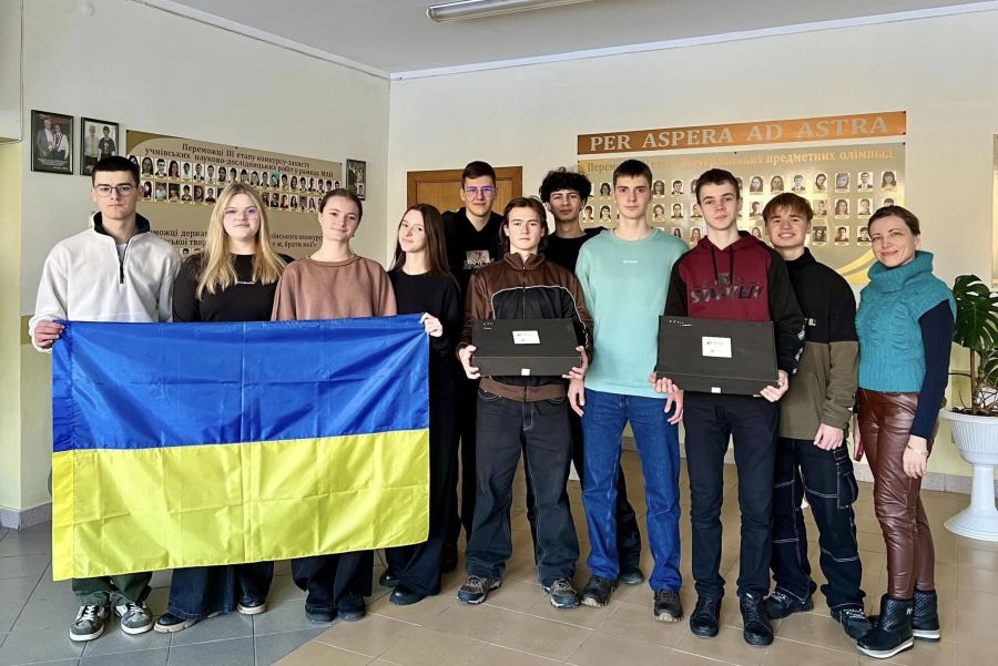 Десятикласники передали дрони військовим із Третьої окремої штурмової бригади