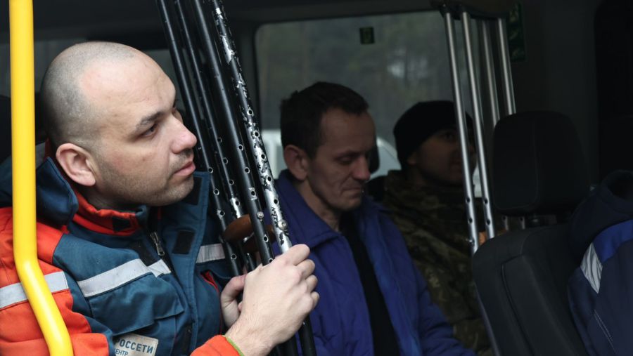 Наймолодшому звільненому — 24 роки. Найстаршому — шістдесят. Фото: Володимир Зеленський/Телеграм