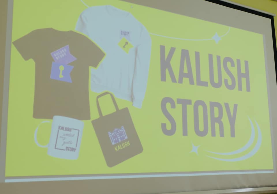 Проєкт пропонує брендований одяг, сувеніри та крафтові продукти, які відображають особливості Калуша