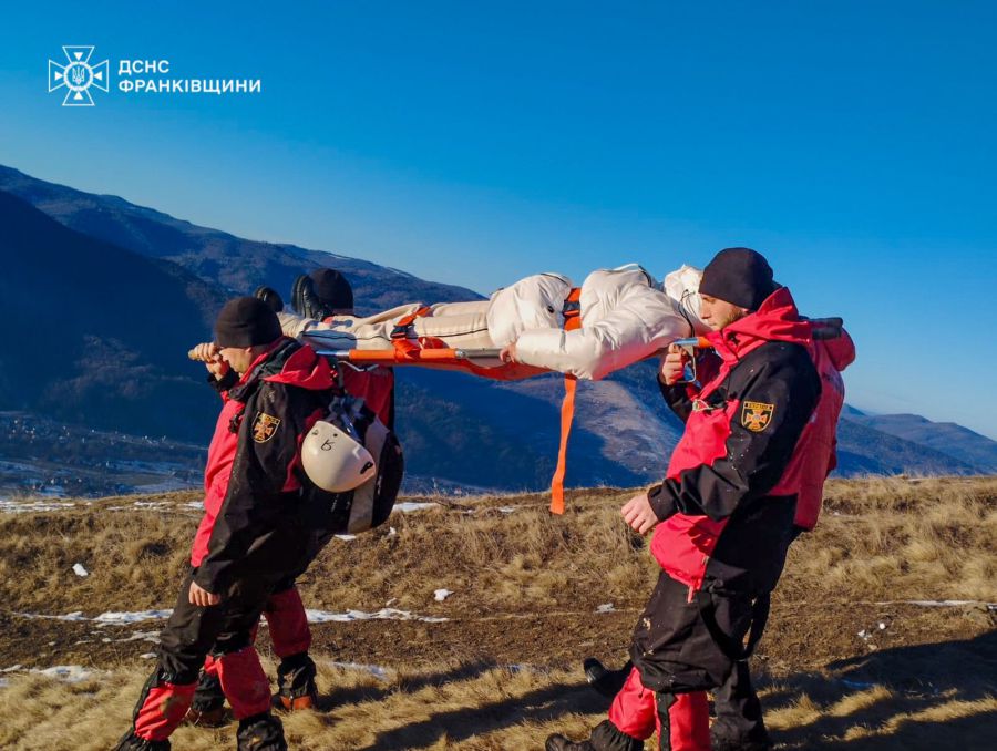 Рятувальники, прибувши до місця знаходження травмованої туристки, надали їй домедичну допомогу