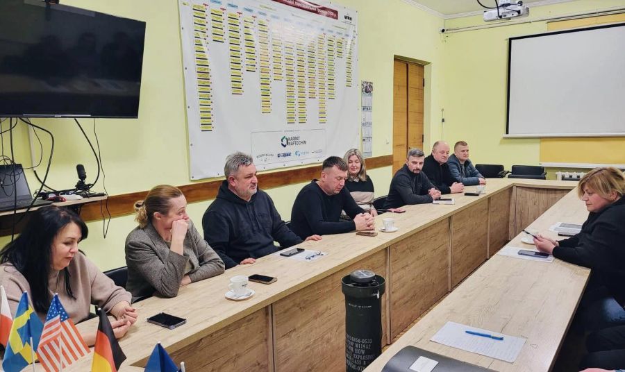 На зустрічі були присутні представники "Свободи", "ЄС", "Слуг народу", "Платформи громад" і НРУ