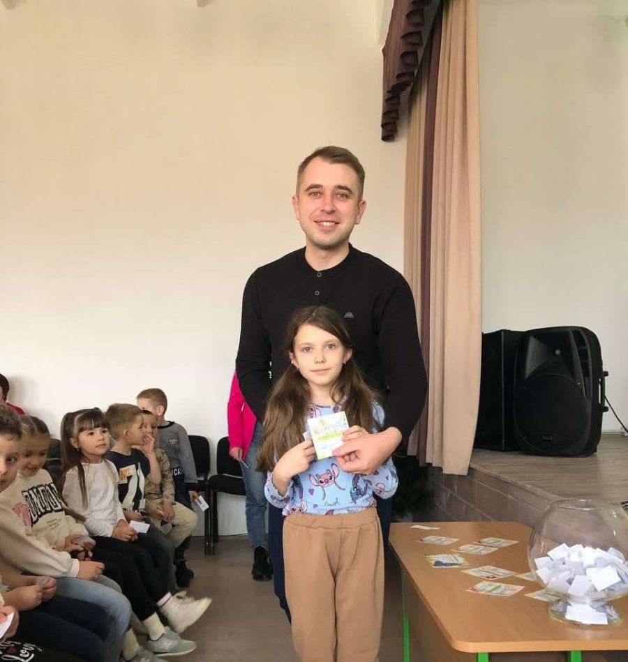 Благодійна лотерея об’єднала всіх навколо підтримки ЗСУ. Фото: Голинський ліцей