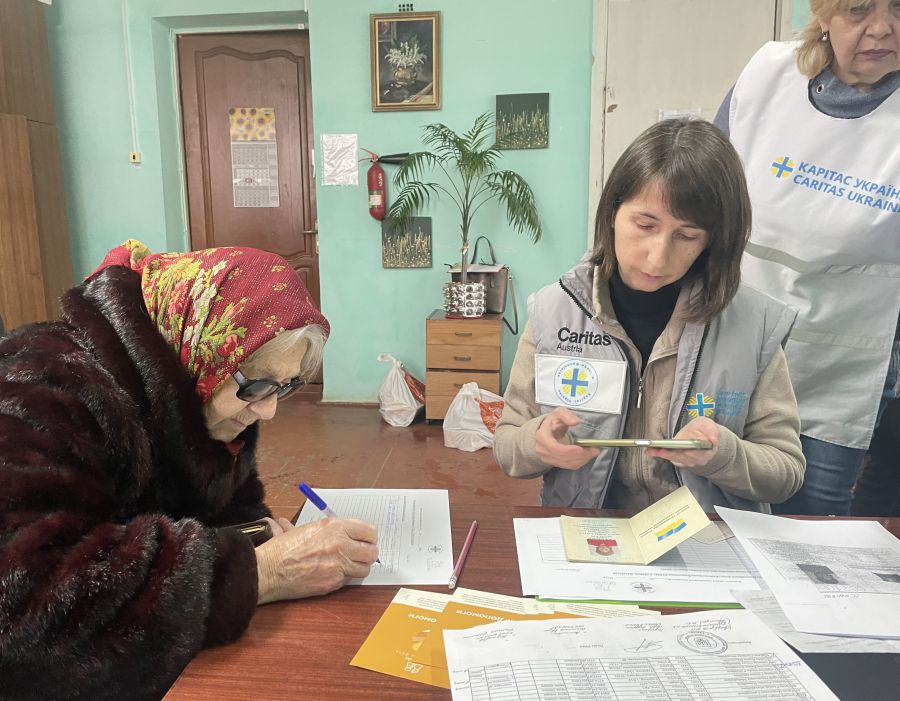 Благодійники подбали про одиноких калушан