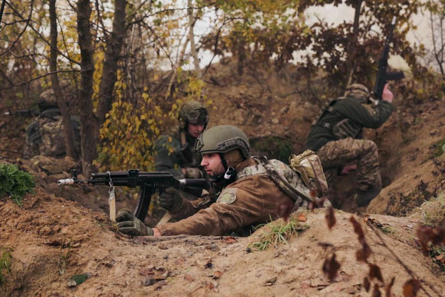 Військовослужбовці відпрацьовують основи руху на полі бою