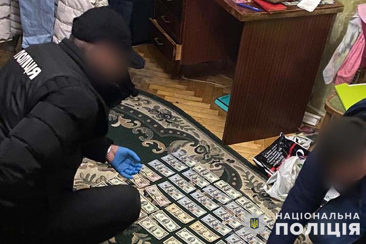 У місяць "бізнесмени" заробляли майже 400 тисяч гривень. Товар покупцям відправляли поштою