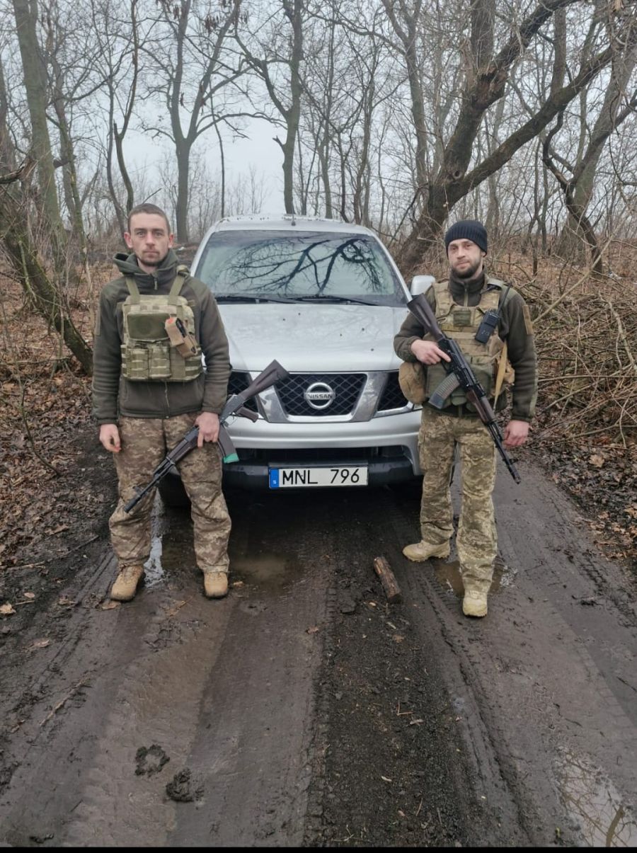Автівки поїхали до бійців завдяки підтримці бельгійської громади