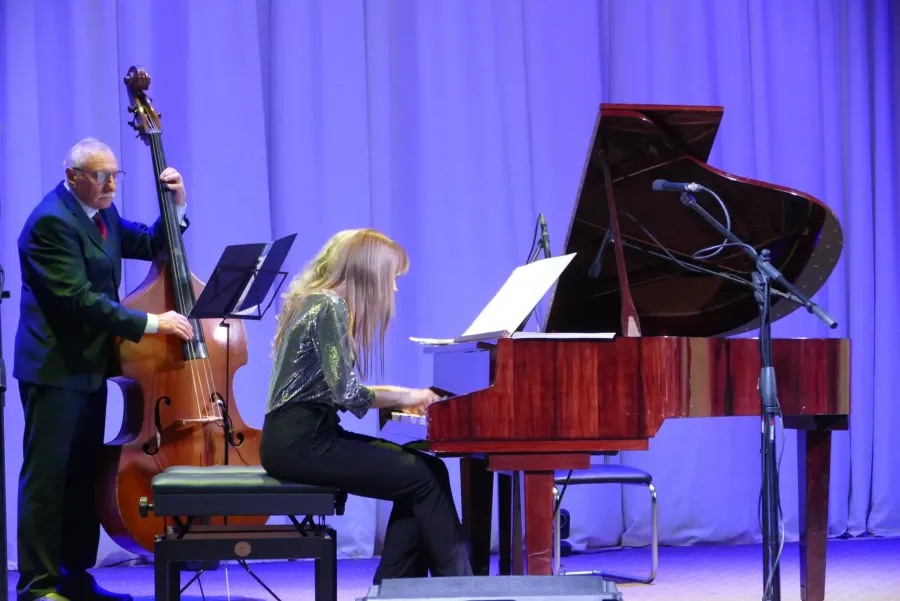 Більшість композицій на цьому благодійному концерті виконав дует "ГліссанДо". Фото: Калуська міська рада