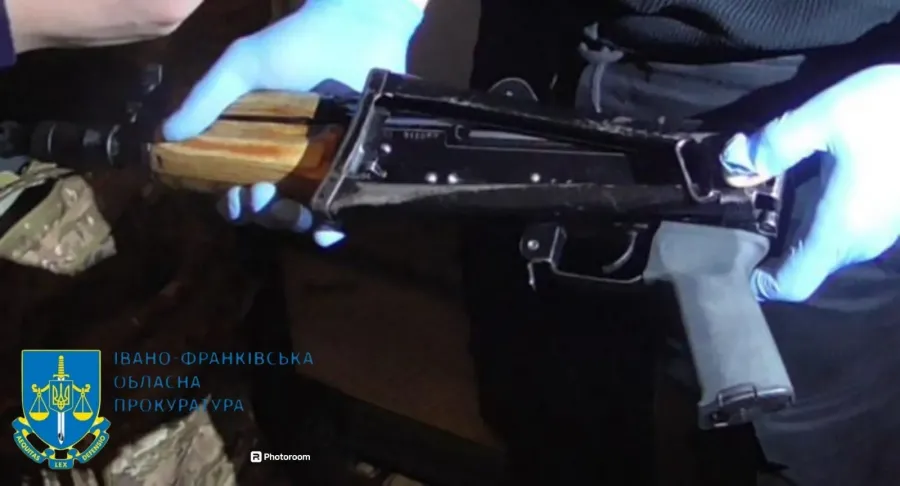 Чоловік зберігав автоматичну вогнепальну зброю військового взірця