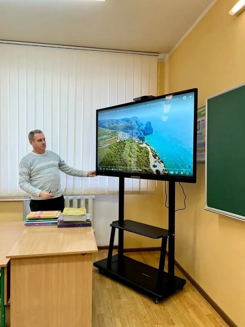 Для закладів освіти закупили 9 інтерактивних панелей. Фото: Калуська міська рада